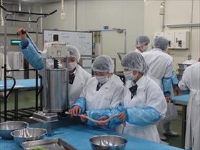 食肉学校での加工体験 食肉学校での加工体験