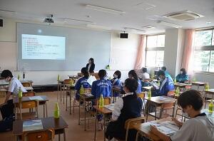 学校説明動画視聴の様子