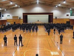 全校生徒が集まっての終業式