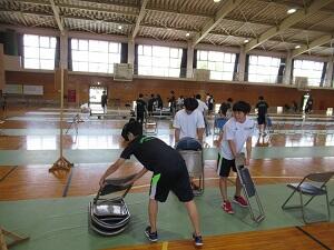 片付けを手伝うバレー部員