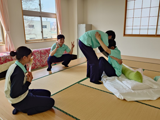 マットレスから立位を行っている様子