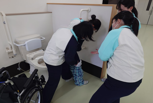 トイレ介助をしている様子