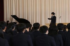 ピアノ伴奏と指揮をする生徒