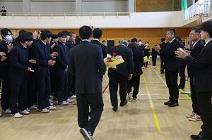 離退任の先生を囲む生徒達