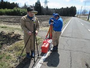 最新の器械で現地測量！