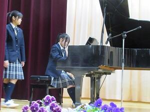 式前に練習する生徒