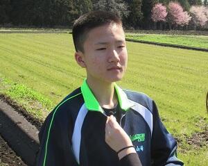 ピンマイクを付けるリポーター役生徒会長