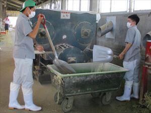 配合飼料を機械に入れる様子